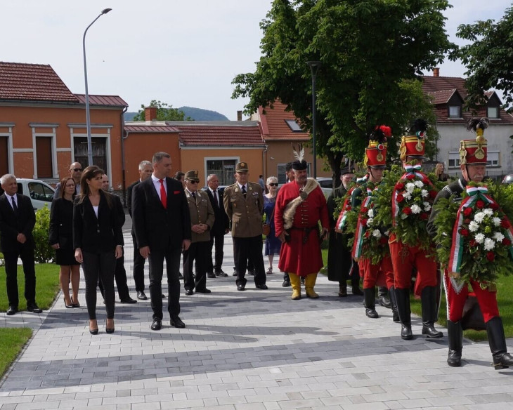 „…Koszorút hoztunk és az áldás hangja árad emlékjeleikre…”