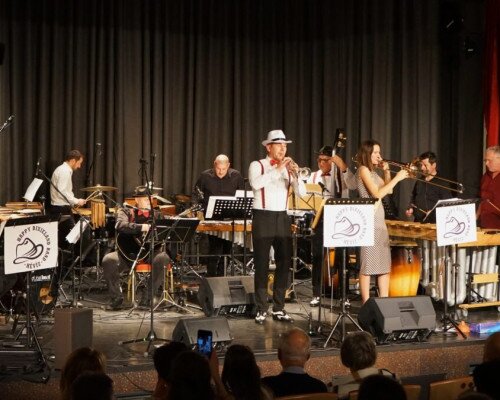 Profi dzsesszes Happy New Year a Happy Dixieland Bandel és a Győri Ütőegyüttessel