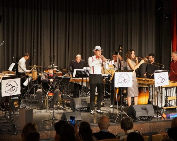 Profi dzsesszes Happy New Year a Happy Dixieland Bandel és a Győri Ütőegyüttessel