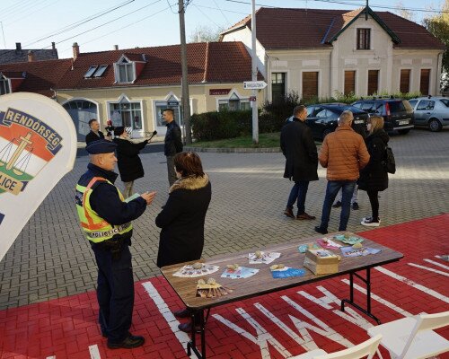 Van segítség a bajban! – demonstráció a nők bántalmazása ellen és a gyermekek jogaiért